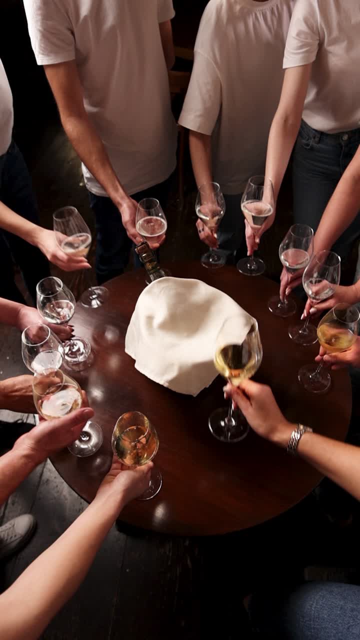 페인으로 축하하는 그룹