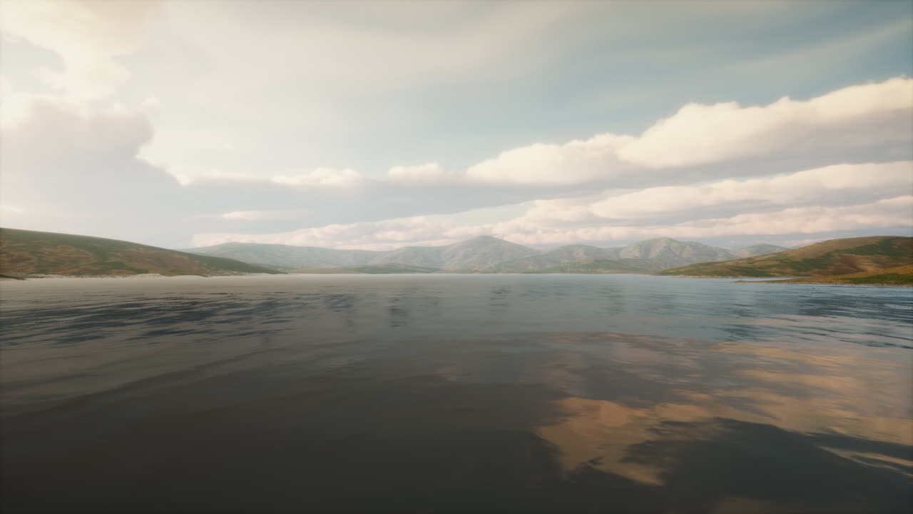 해가 지는 아름다운 평온한 호수