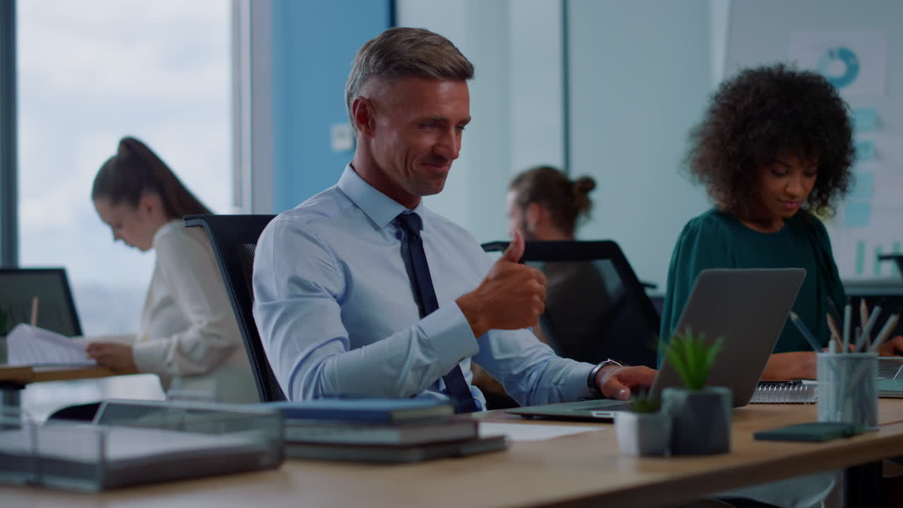 uomo d'affari che agita la mano sulla fotocamera del portatile. lavoratore che fa una videochiamata sul portatile