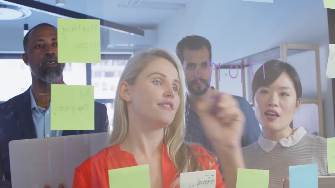 personas de negocios que trabajan en oficinas modernas