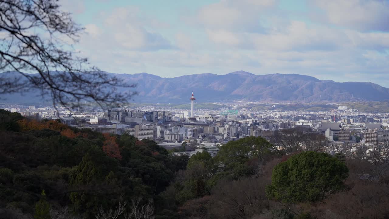 La vista della Nidec Kyoto Tower da lontano