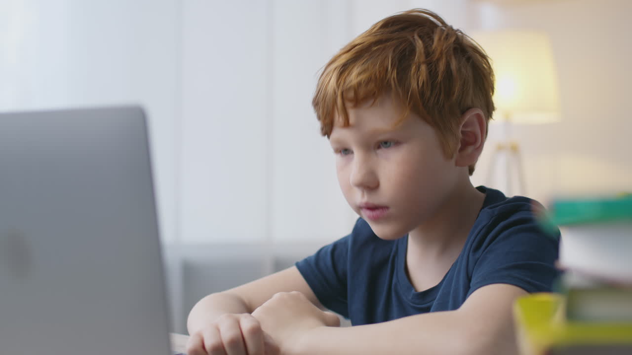 ребенок учится на ноутбуке