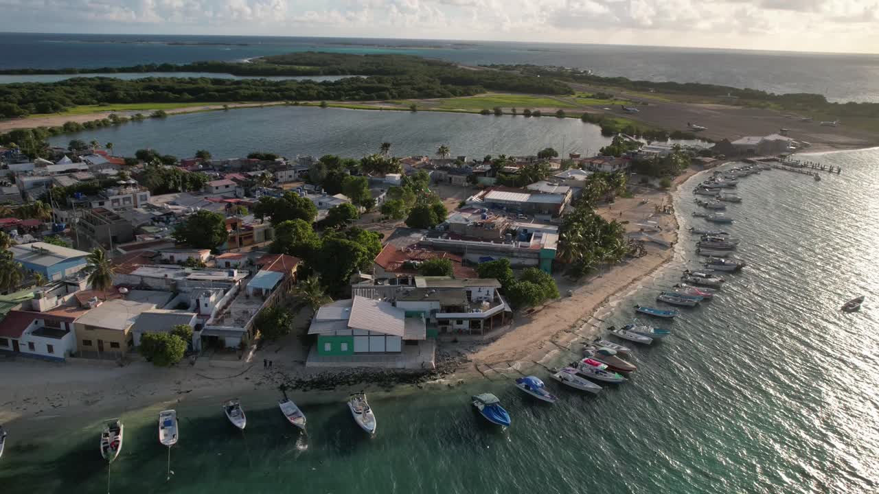 열대 섬 마을 의 공중 사진