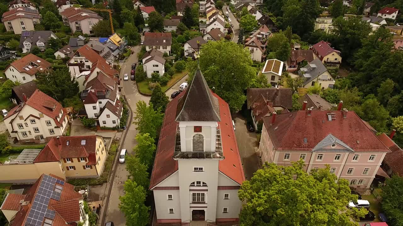 vuelo sobre una pequeña iglesia en un suburbio, freiburg, zähringen