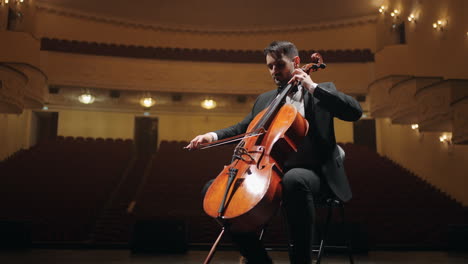 Der-Talentierte-Violoncellist-Probt-Vor-Dem-Leeren-Alten-Opernhaus.-Porträt-Eines-Cellisten-In-Der-Philharmonie