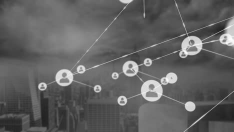 animación de iconos conectados con líneas sobre la niebla contra el paisaje urbano moderno en el fondo