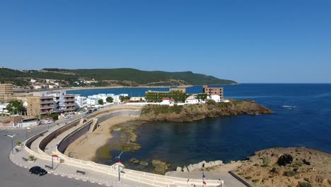 Toma-Aérea-De-La-Playa-Del-Centro-De-La-Ciudad-De-El-Kala-Argelia