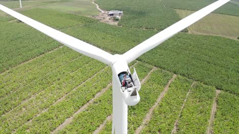 trabajador haciendo mantenimiento en un aerogenerador