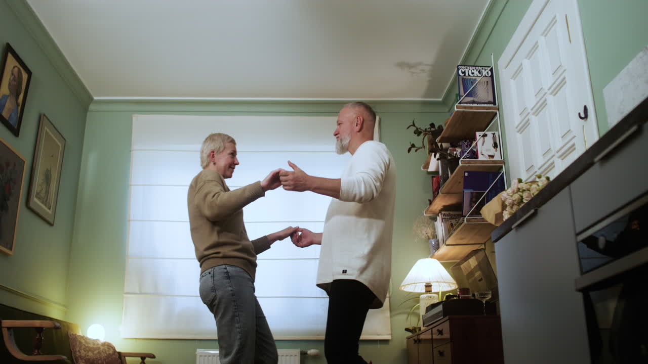 집에서 춤추는 커플