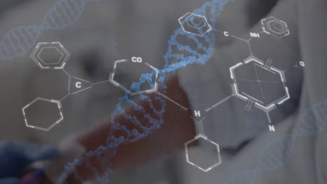 animación de cadenas de adn y fórmula química sobre la enfermera y el paciente biracial mayor que toma el goteo