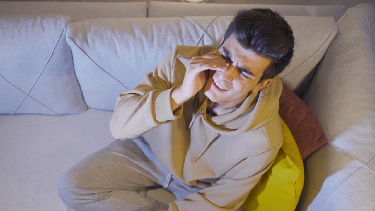 울고 있는 남자. 실패하고, 화가 나고, 스트레스를 받고 있는 남자. 집에서 울고 있는 남자.