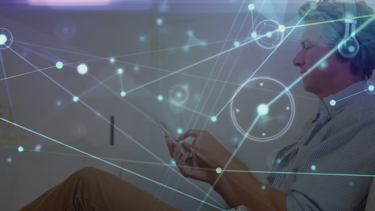 animación de conexiones sobre un hombre caucásico feliz en auriculares usando un teléfono inteligente