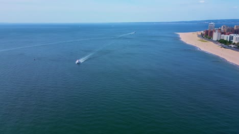 Atlantic-Ocean-and-vessel-to-the-left,-Brighton-Beach-on-the-right