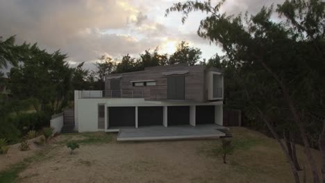 Vista-Aérea-De-La-Casa-En-La-Costa-Y-Mauricio-Con-El-Océano.