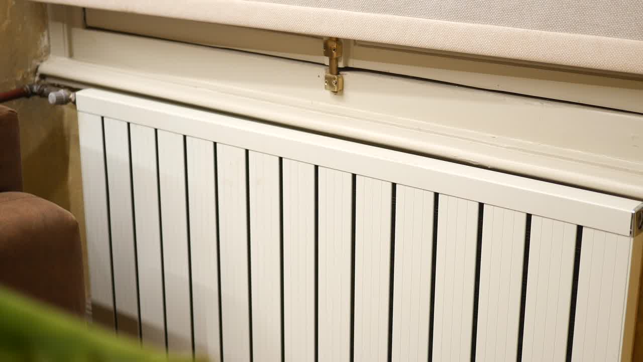 radiador blanco en una pared