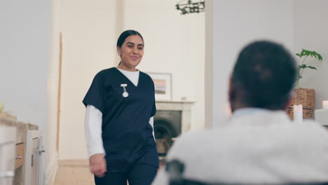 atención médica, una sonrisa y un cuidador hablando con