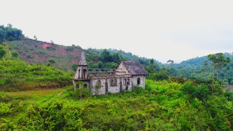 vieja iglesia rota en la jungla verde