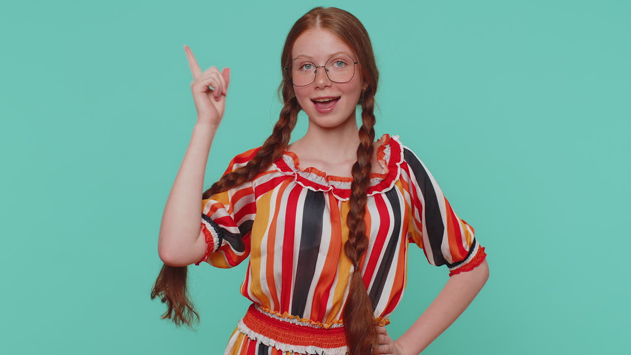 inspirada joven señalando con el dedo hacia arriba, mostrando eureka gesto, solución, idea, inspiración, respuesta