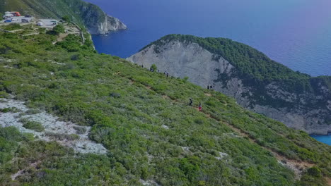 antena sobre la playa del naufragio de navagio que revela enormes acantilados y cala de agua azul