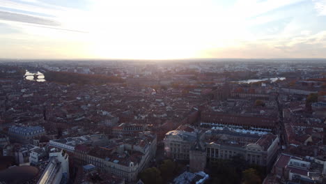 Descripción-General-Del-Amanecer-De-La-Ciudad-De-Toulouse-En-Francia-Desde-La-Plaza-Charles-De-Gaulle