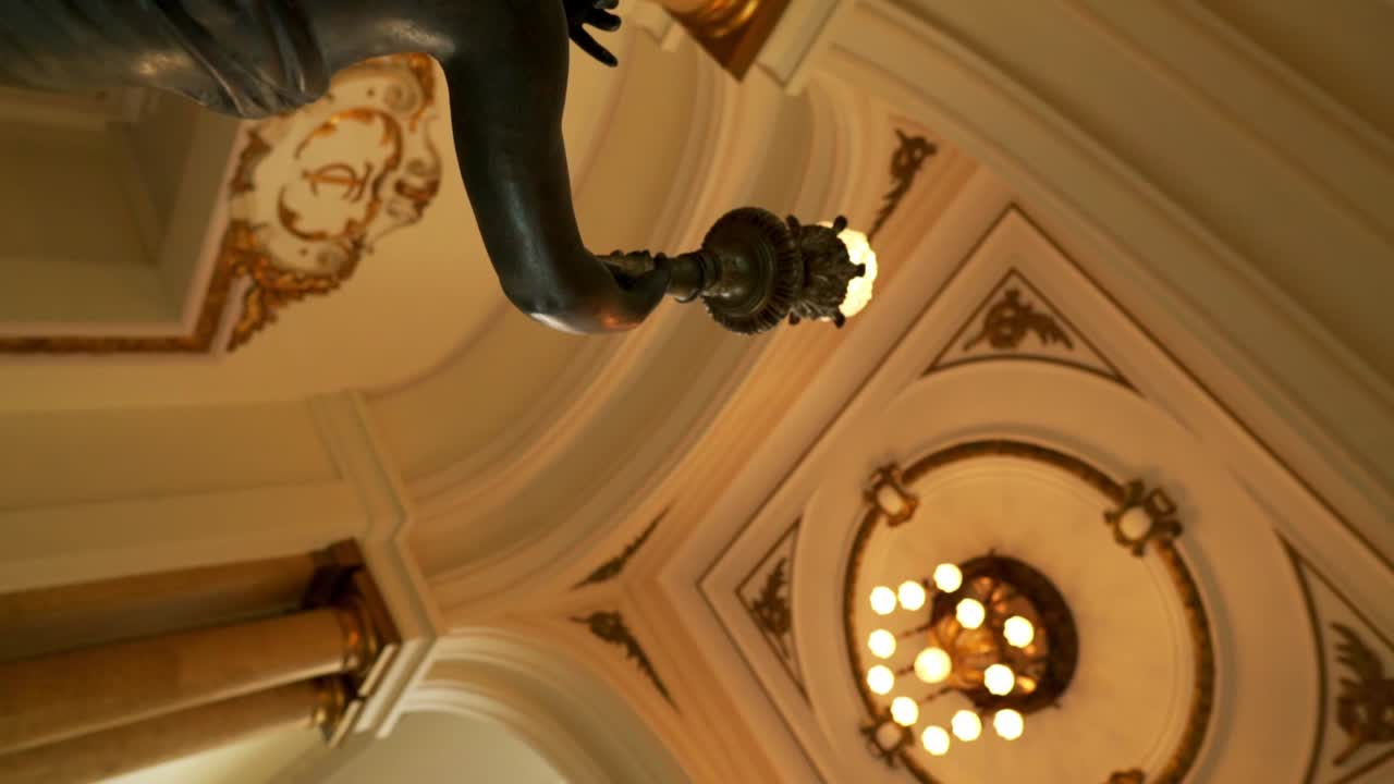 vista vertical de una obra con una antorcha en la mano, con un fondo de luces épicas, museo de arte de tigre