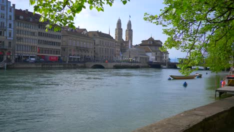 Zurich-Suiza-Movimiento-Cardán-Al-Río-Iglesia