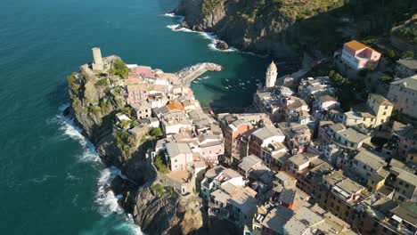 Erstaunliche-Drohnenaufnahme-über-Vernazza,-Italien