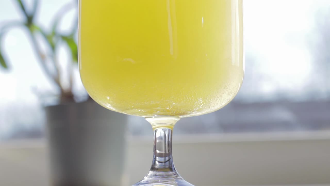 타블렛은 물 한잔에 윙윙거리며 비타민 c를 노란색 건강 음료로 녹입니다.