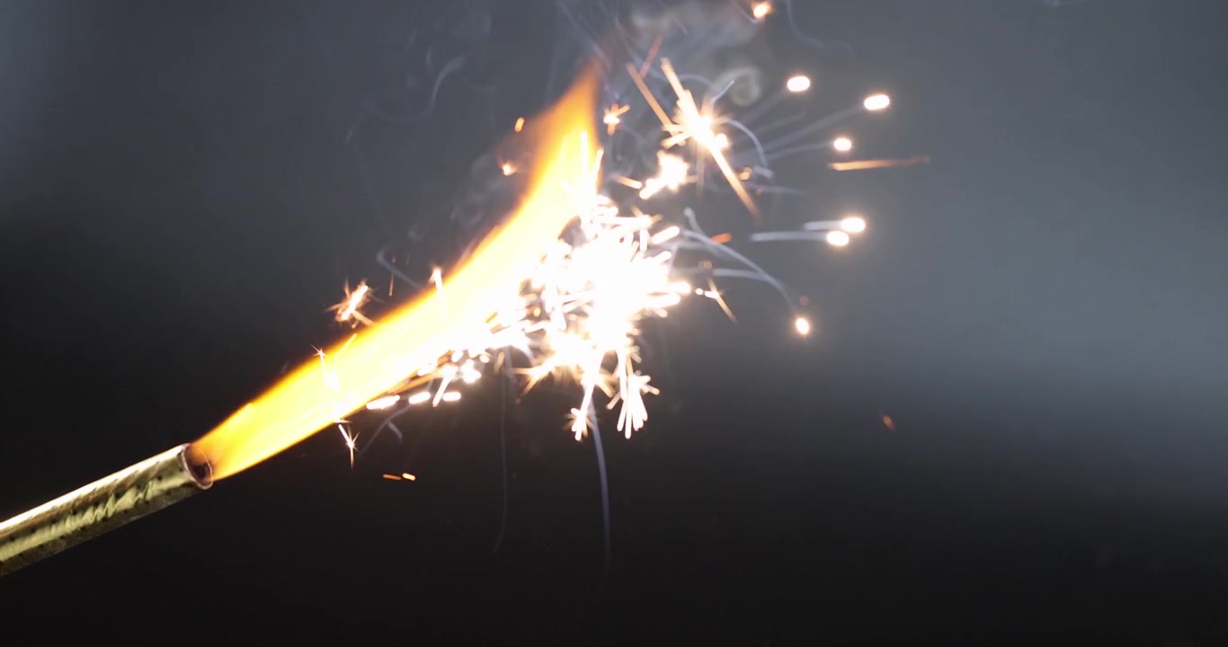 Una stellina si accende, diffondendo luce e scintille a una celebrazione.