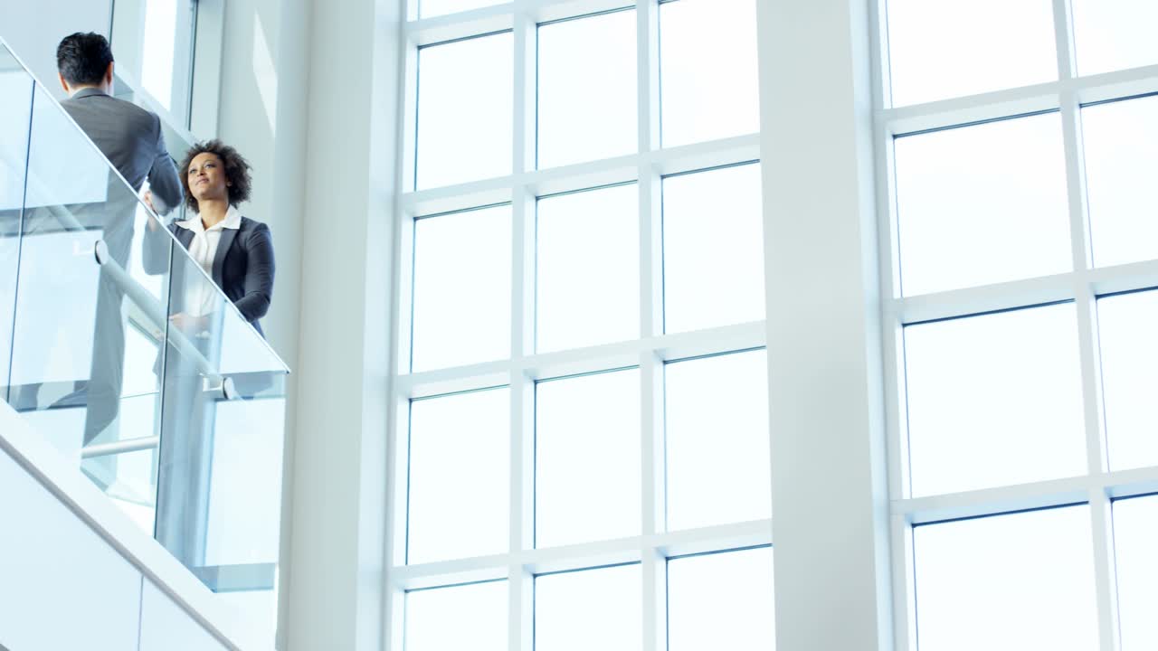 apretón de manos de un hombre multiétnico en una reunión del equipo