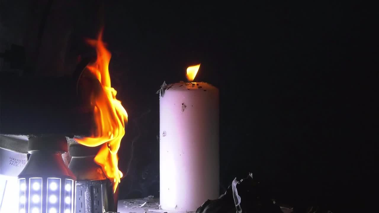 lámparas de plástico en llamas, bombillas led engullidas, humo que se eleva, electricidad que quema peligro