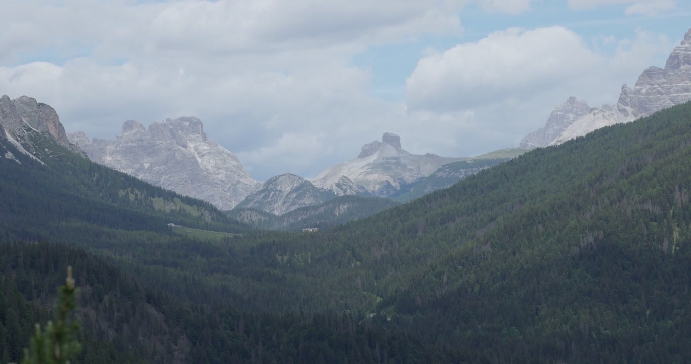 Vista panoramica lungo il sentiero 215 che porta verso il Lago di Sorapis nelle Dolomiti italiane. - inquadratura ampia