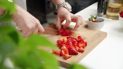 Erntekoch-Schneidet-Erdbeeren-An-Bord