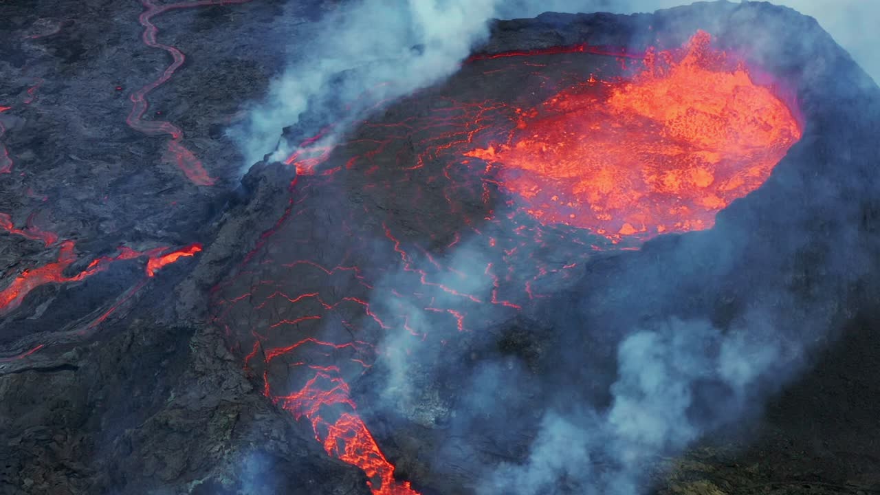 lava hirviendo y burbujeante en el cráter del volcán fagradalsfjall en erupción, erupción geldingadalur 2021 en islandia