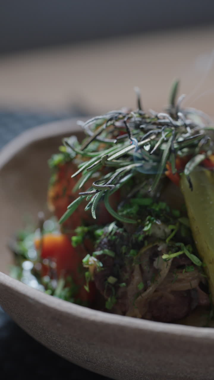 Close-up hidangan makanan lezat dengan rempah dan acar