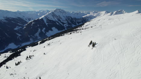 Escena-Invernal-En-La-Estación-De-Esquí-De-Saalbach-hinterglemm,-Austria---Toma-Aérea-De-Un-Drone