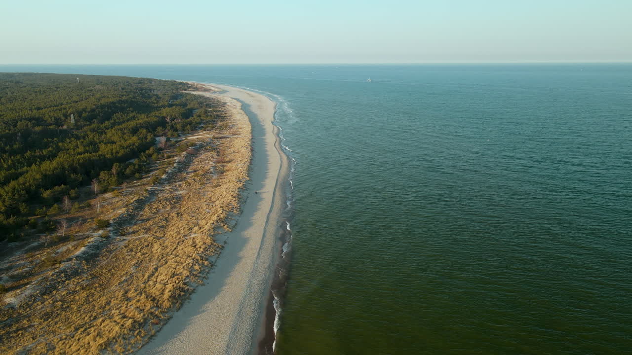 Lang sandstrand ved Hel-halvøya i Puckbukta, Polen