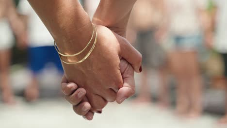 primer plano de las manos abrazándose entre sí de un hombre y una mujer