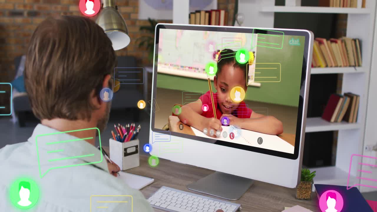 animación de iconos de las redes sociales cayendo sobre dos hombres caucásicos usando computadora