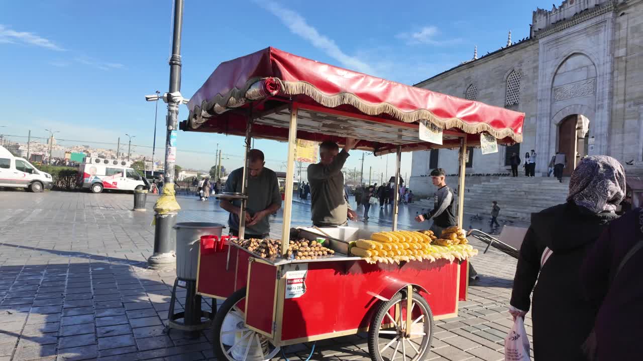 Venditore ambulante di street food a Istanbul