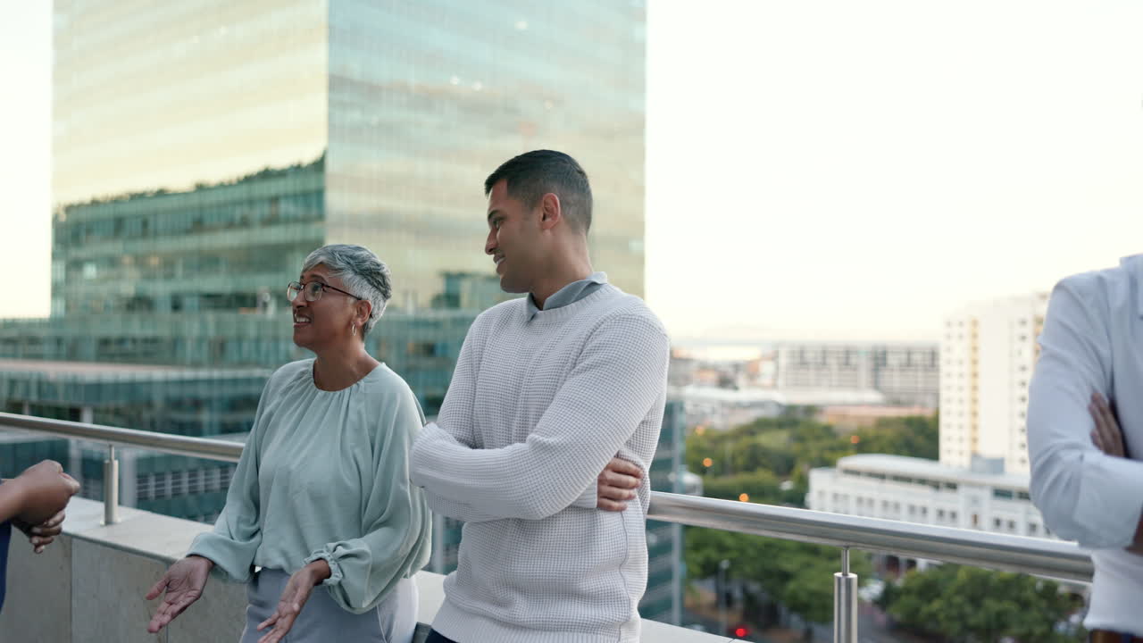 gente de negocios, relájense y hablen en el balcón