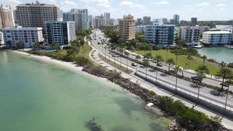 Luftdrohnenflug-Zum-Beginn-Der-Gulf-Stream-Drive-Nach-Dem-Verlassen-Des-John-Ringling-Causeway-Im-Wunderschönen-Sarasota,-Florida,-USA