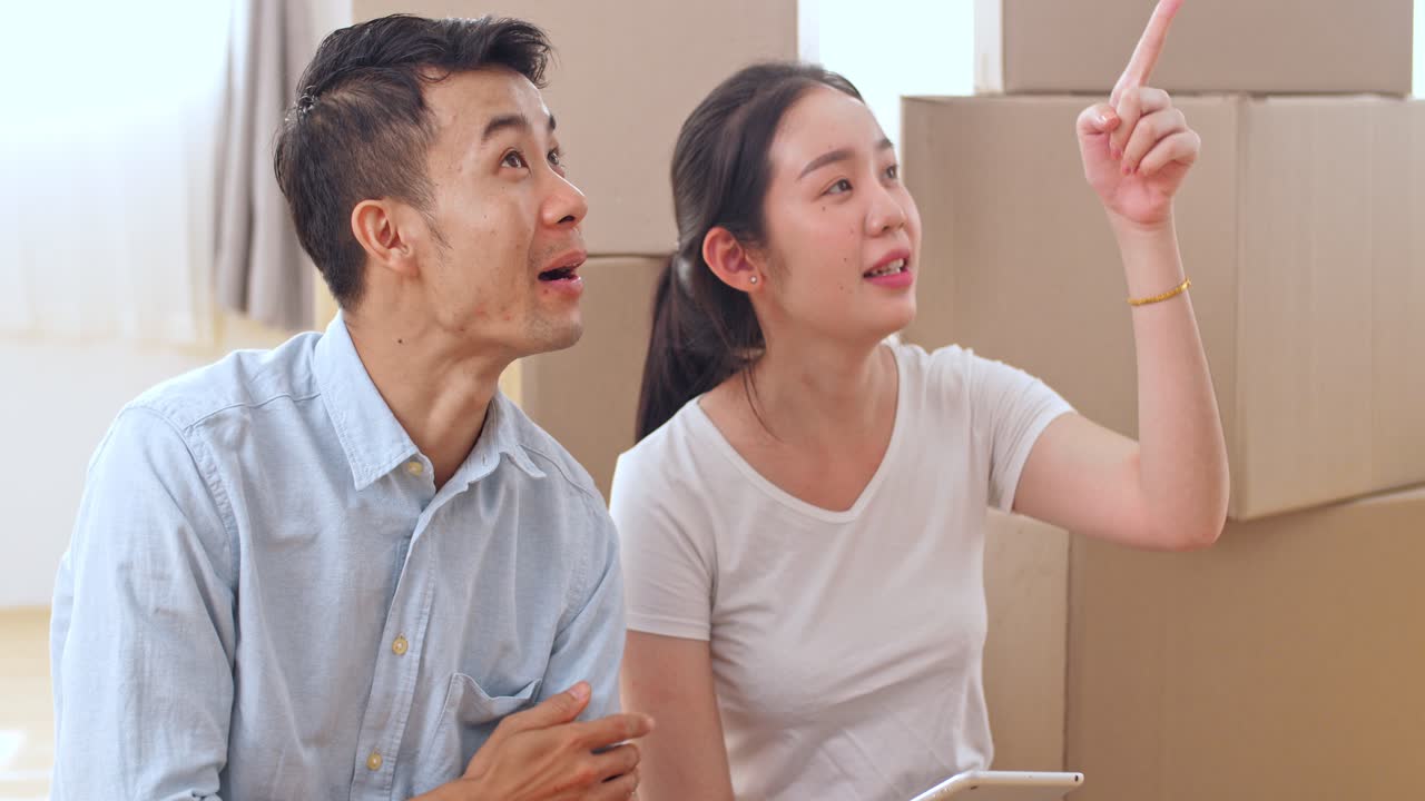 행복 한 부부 가 새로운 집 으로 이사 하는 것