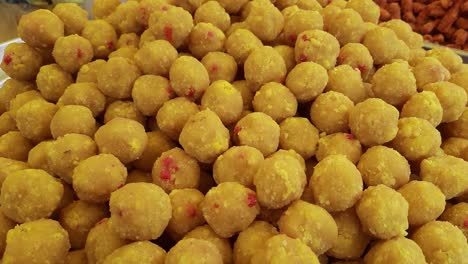 Indisches-Süßes-Motichoor-Laddoo-Oder-Bundi-Laddu-Besteht-Aus-Sehr-Kleinen-Bällchen-Oder-Boondis-Aus-Kichererbsenmehl,-Die-Vor-Der-Herstellung-Von-Bällchen-Frittiert-Und-In-Zuckersirup-Eingeweicht-Werden