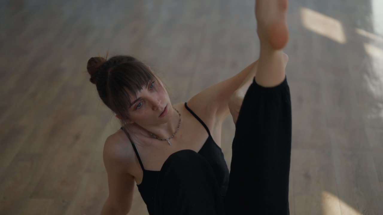 mujer realizando danza contemporánea en el estudio