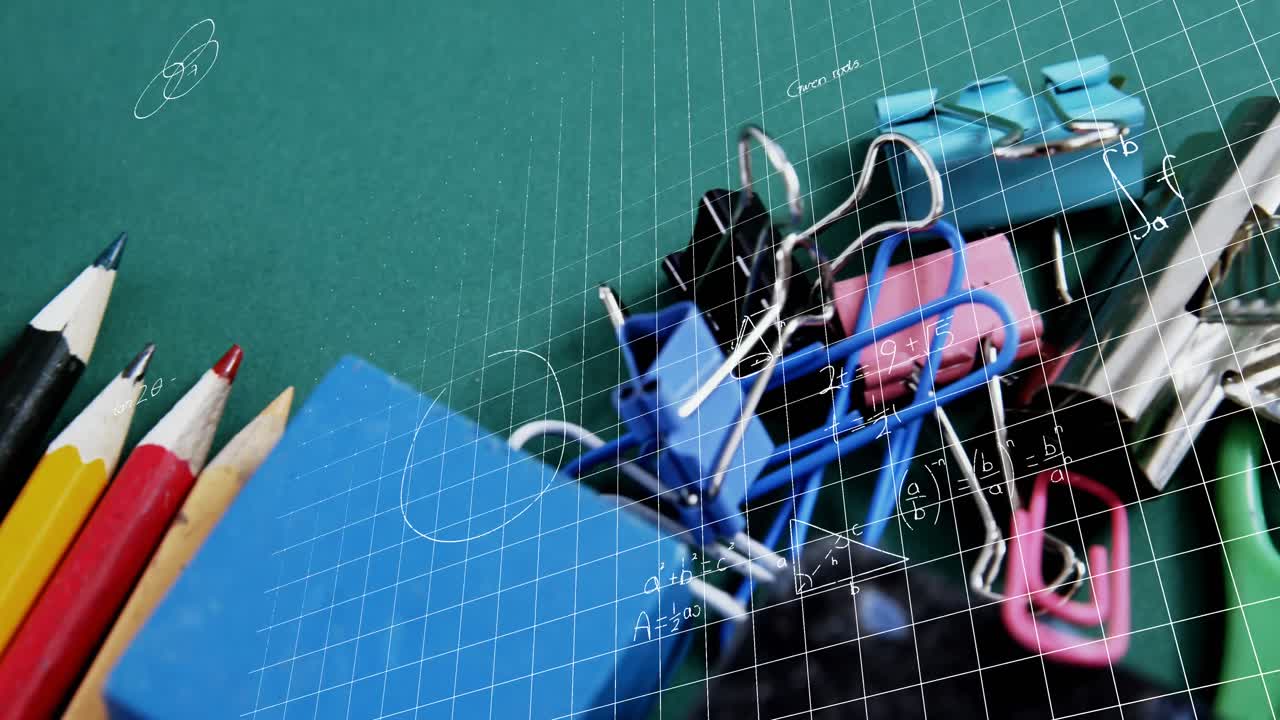 클립, 컬러 연필, 그리고 녹색 배경에 가위에 대해 떠다니는 수학 방정식