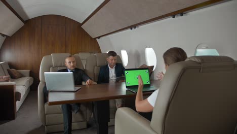 la gente de negocios tiene una reunión en el avión corporativo.