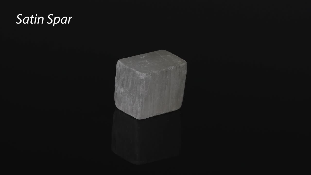 yeso de satén giratorio sobre un fondo negro