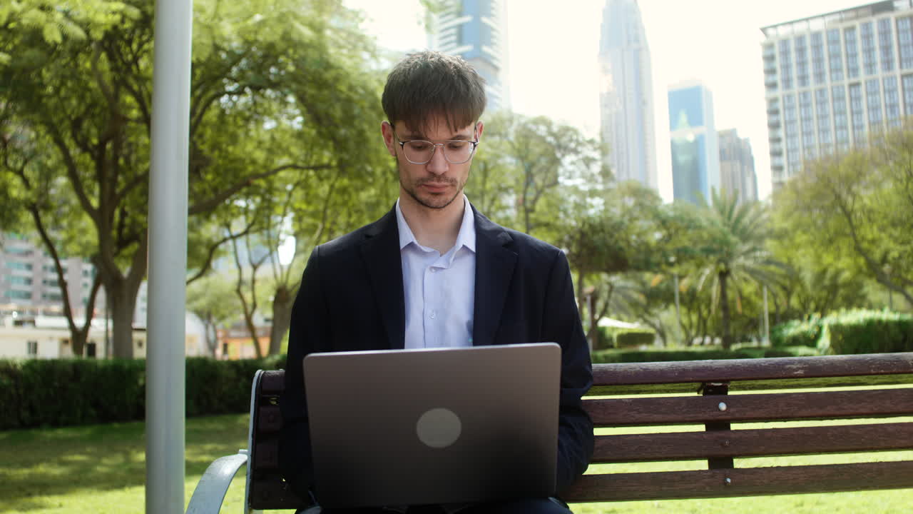 공원 의 벤치 에 앉아 있는 사람
