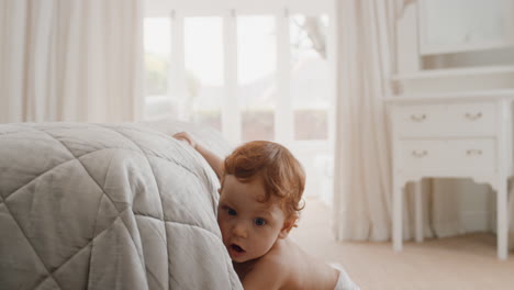 niño lindo en casa explorando con curiosidad niño pequeño feliz aprendiendo divirtiéndose disfrutando de la infancia 4k